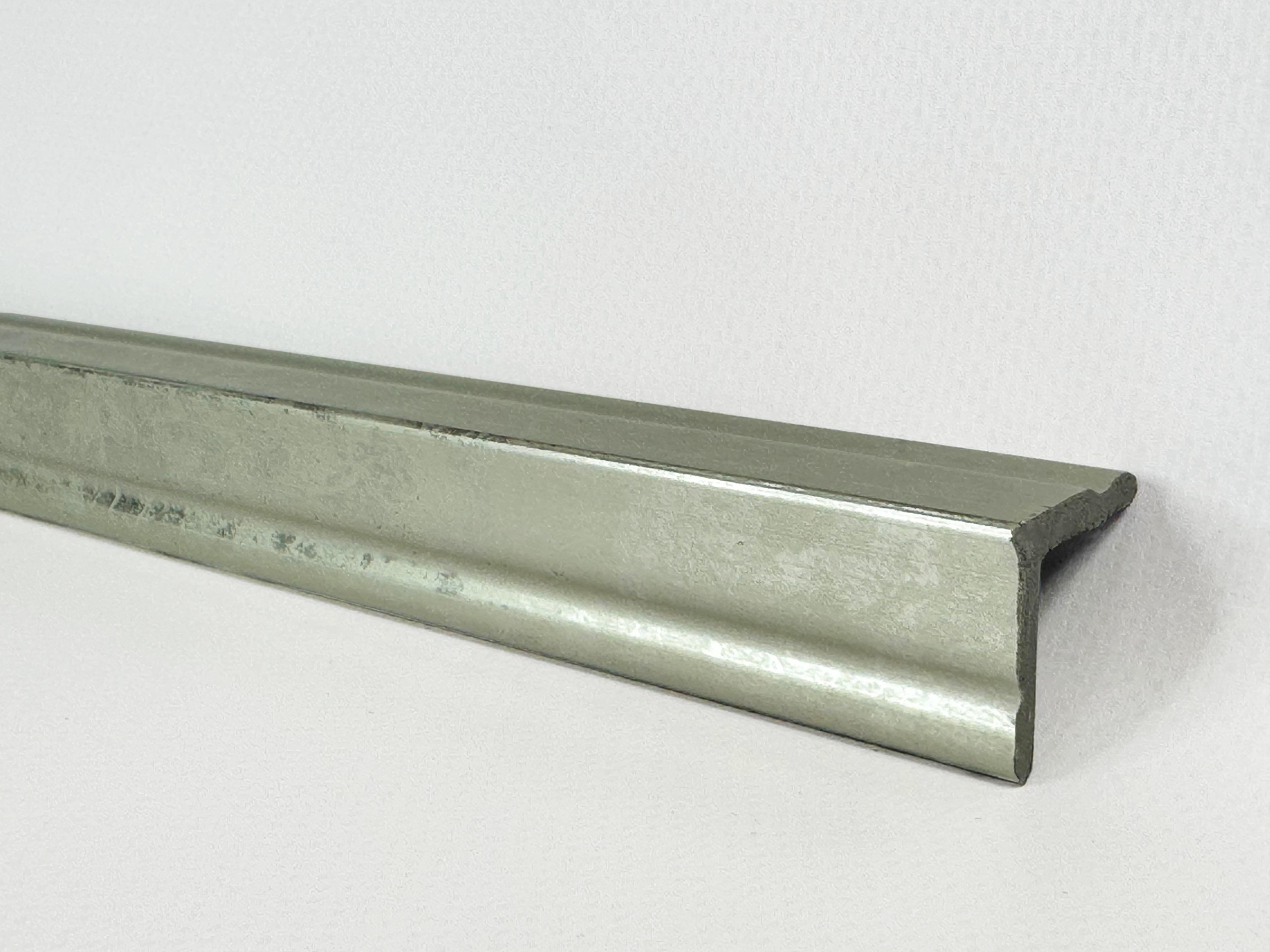 Уголок №303 ПВХ 2,5м 25*25