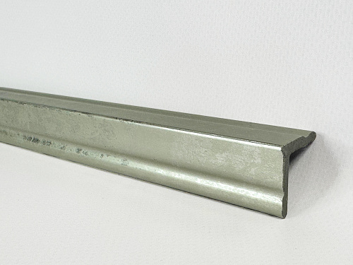 картинка Уголок №303 ПВХ 2,5м 25*25 от магазина