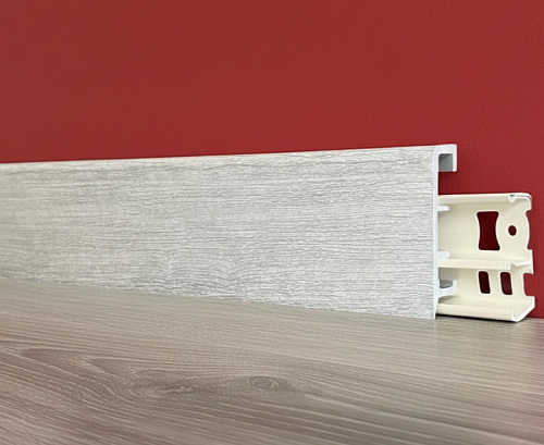 картинка Плинтус Декор С06-1 ясень серый 80мм 2,5м от магазина